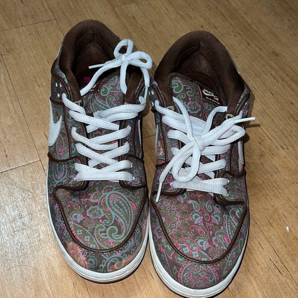 Nike Paisley Sneakers with White and Brown Highlights - Picture 2 of 3